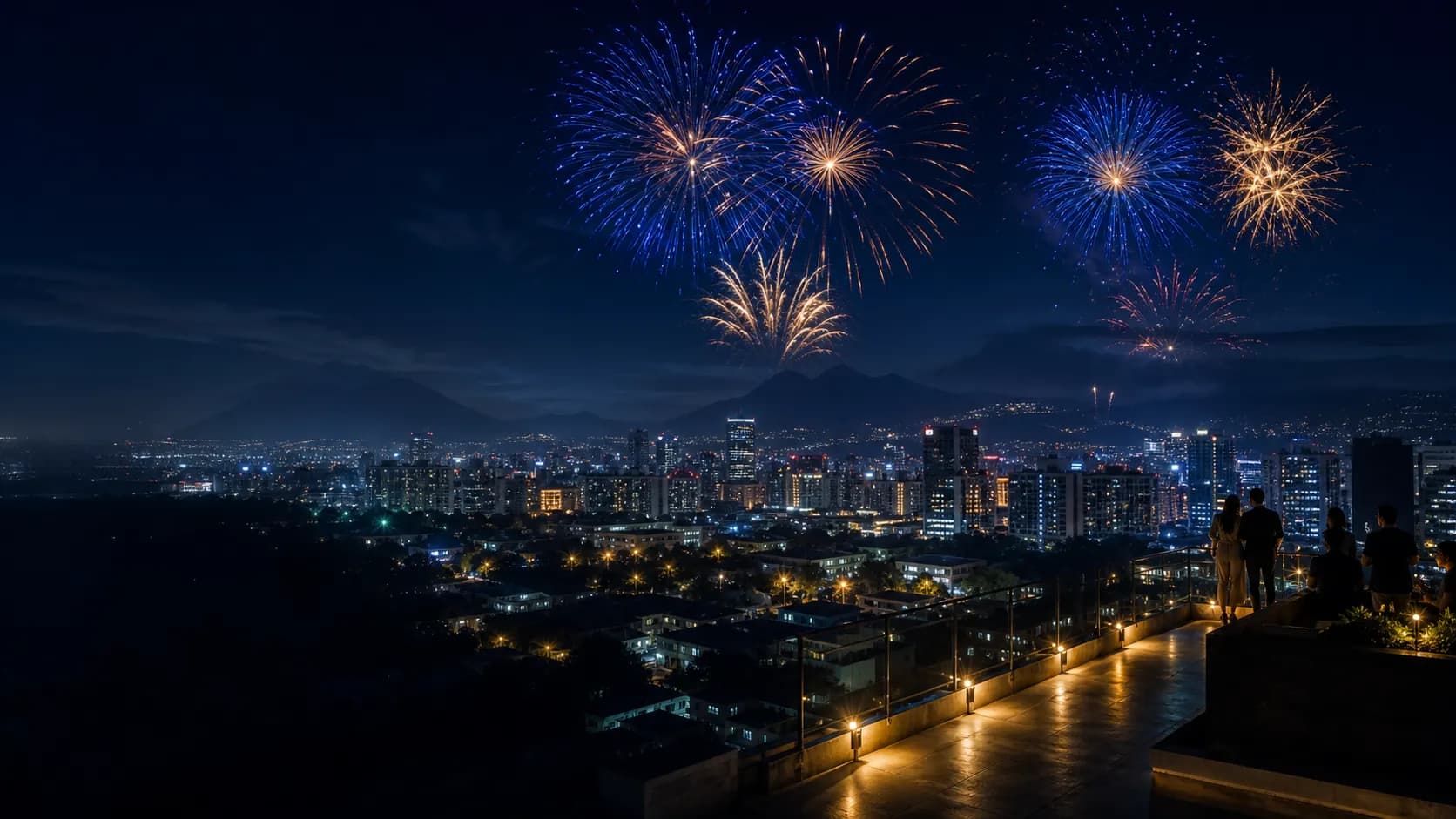Fuegos artificiales de Año Nuevo sobre la ciudad